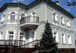 Проводятся работы по отделке фасадных элементов на проекте «Жуковка. Классический фасад. Фасадные элементы»
